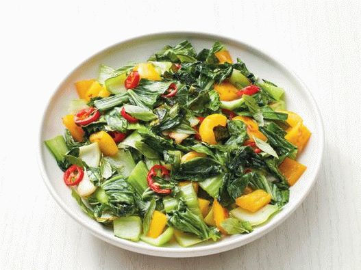 Foto čínský bok choy kale se sladkými a feferonkami