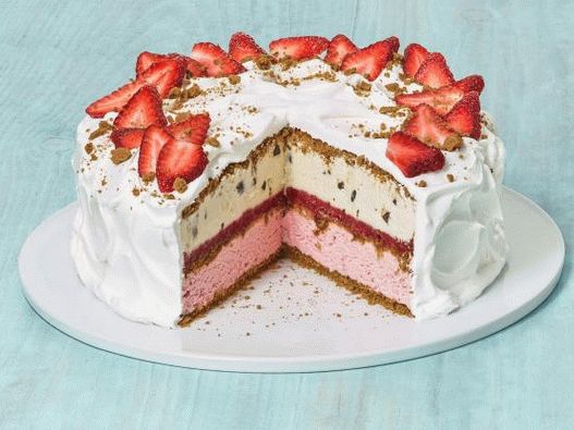 Foto jahodový zmrzlinový dort s celozrnnými sušenkami