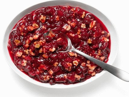 Foto brusinková omáčka s ořechy