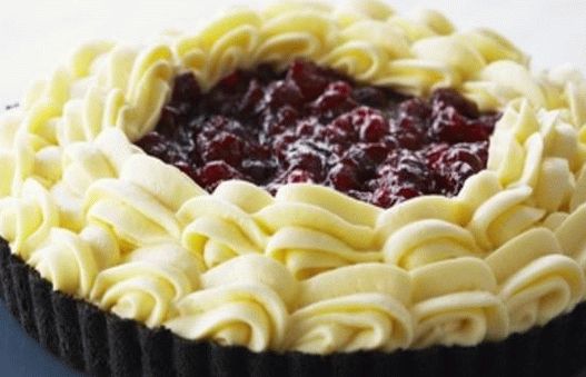 Foto brusinkový koláč s bílou čokoládovou pěnou