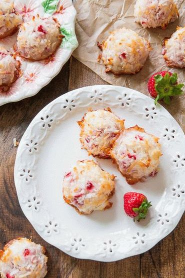 Photo Coconut-Strawberry Macaroons