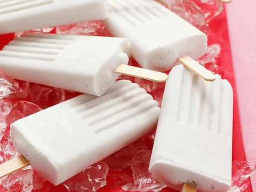 Fotka z kokosové zmrzliny na špejli