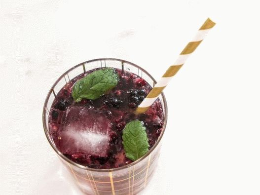 Photo Cocktail with blackberry and black pepper