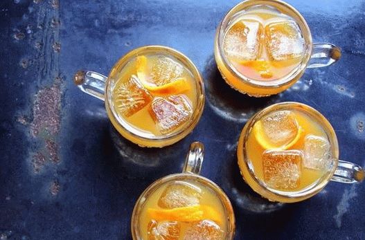 Foto koktejl splash s pivem a bourbon