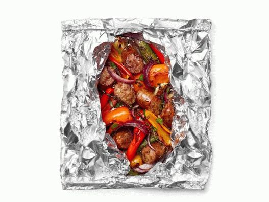 Fotografie z uzenin a pepře s pivem, smažené ve fólii