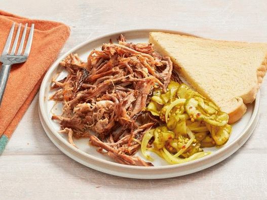 Foto Montreal uzené členité vepřové maso s nakládanými kari okurkami