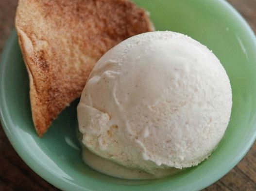 Photo Cinnamon ice cream with sugar cakes