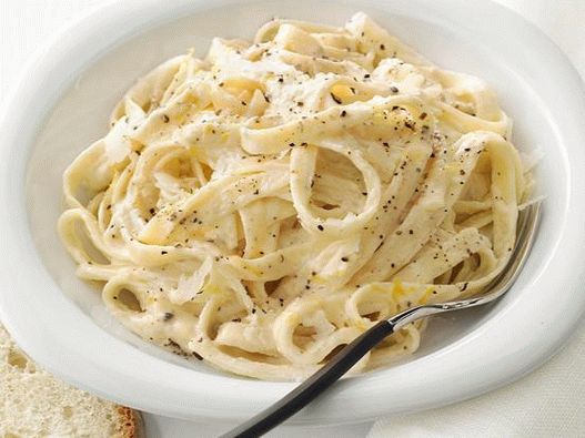 Foto krémové široké nudle s citronovou paprikou