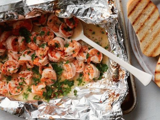 Fotografie z grilovaných krevet krevety v sáčku z fólie