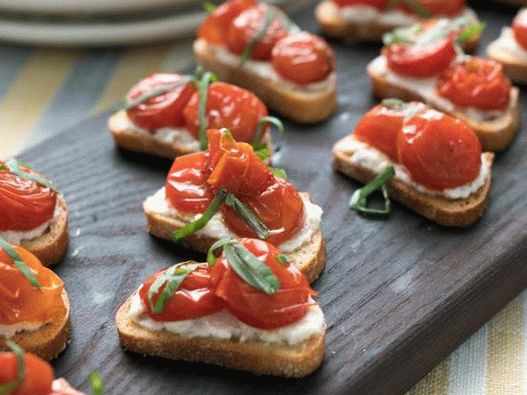 Fotka z Crostini s pečenými rajčaty, ricottou a bazalkou