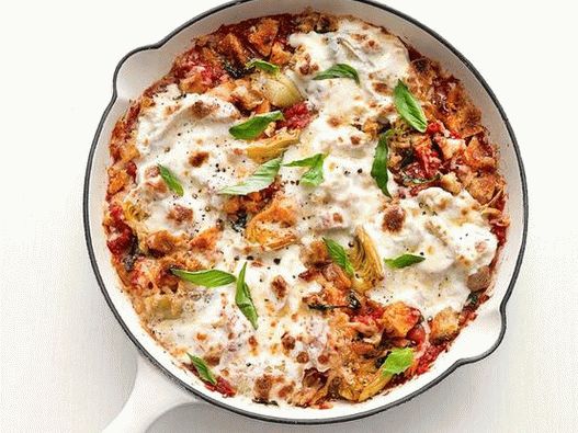 Fotografie z parmezánu s artyčoky v pánvi