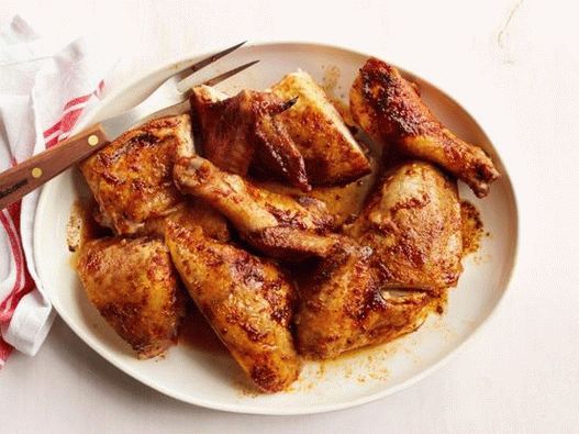 Fotografie z kuřecího masa v pivní solance, pečené na plechovce grilovaného piva