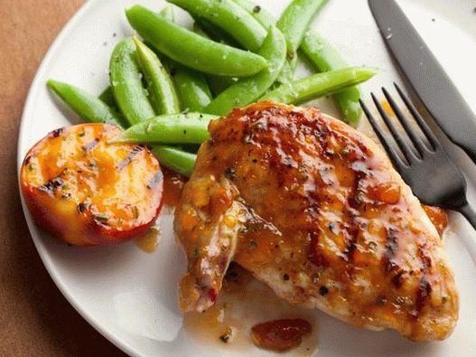 Fotografie z grilovaných kuřecích prsíček v broskvové polevě