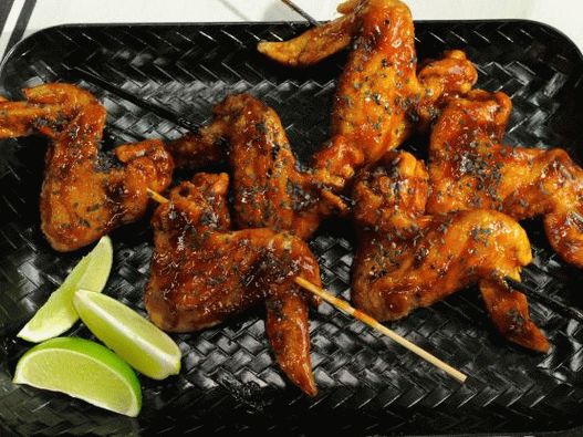 Fotografie smažených kuřecích křídel v barbecue omáčce na pivo