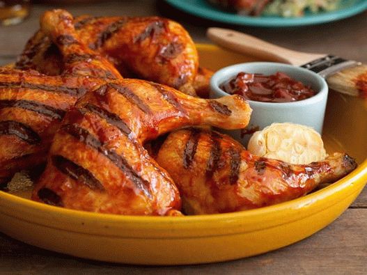 Fotografie z grilovaných kuřecích stehen s barbecue omáčkou