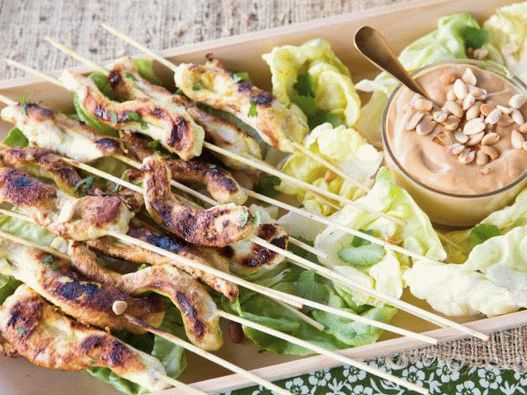 Fotografie z kuřecího salátu s arašídovou omáčkou