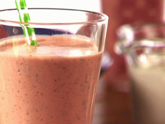 Photo Lassi - jogurtový nealkoholický nápoj s jahodami a bazalkou