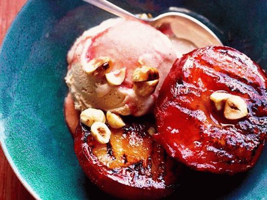 Grilovaná švestka se zmrzlinou gelato Grilovaná švestka se zmrzlinou gelato