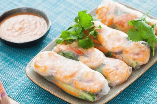 Photo Summer rolls with shrimp
