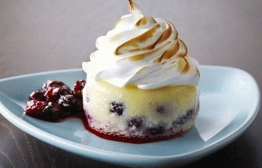 Foto citronové koláče s pečenými pusinky a berry omáčkou