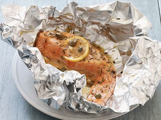 Foto losos s citronem, kapary a rozmarýnem, zapečené ve fólii