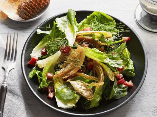 Salát s karamelizovaným fenyklem a slaninou pro dva