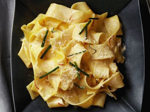 Papardelle se šafránem na večeři při svíčkách