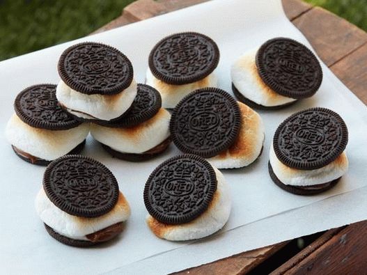 Fotografie z misky - Oreo sušenky s marshmallows v troubě