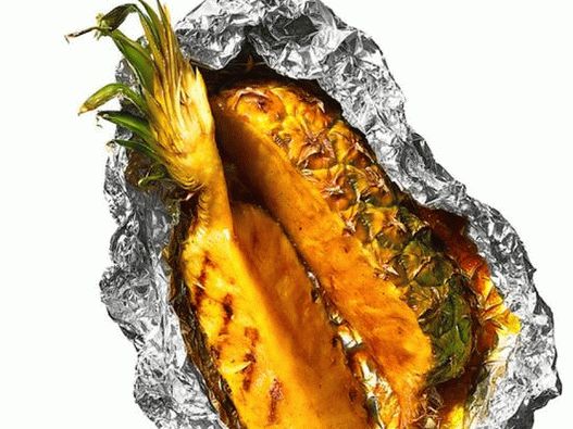 Fotografie z misky - Glazovaný ananas na grilu ve fólii