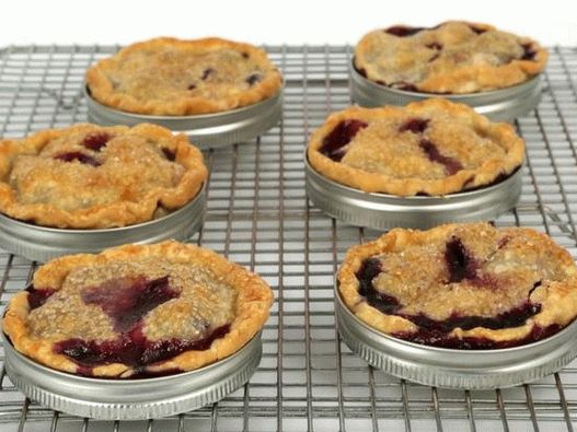 Porce koláče s borůvkovou a broskvovou náplní