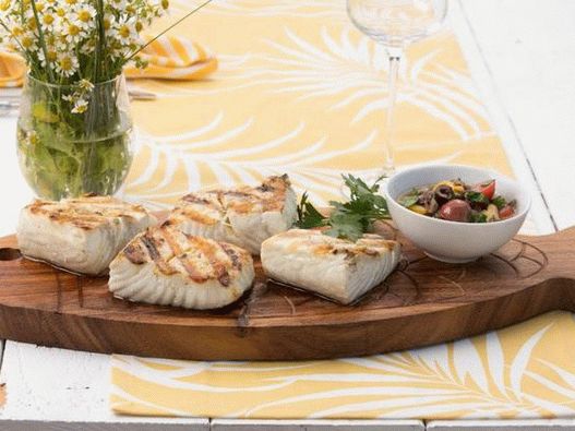 Grilovaný halibut s olivovou lázní a cauda omáčkou