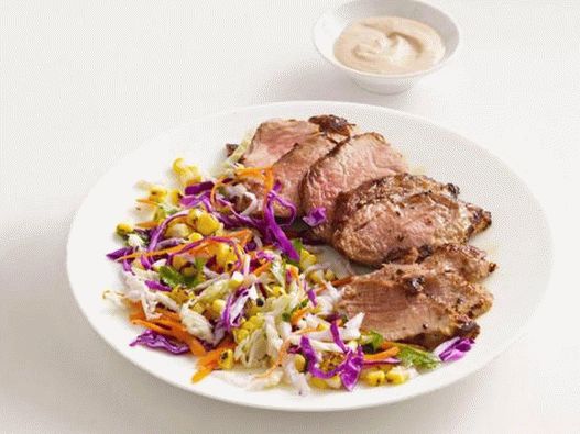 Grilované vepřové maso s kukuřicí a zelným salátem