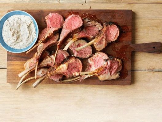 Jehněčí ve směsi koření s jogurtovou omáčkou s čerstvými bylinkami