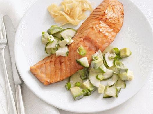 Pečený losos v sójové polevě se salátem z okurek a avokáda Pečený losos v sójové polevě se salátem z okurek a avokáda