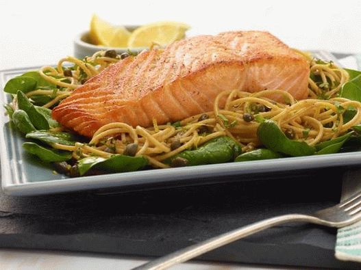Celozrnné špagety s citronem, bazalkou a lososem Celozrnné špagety s citronem, bazalkou a lososem