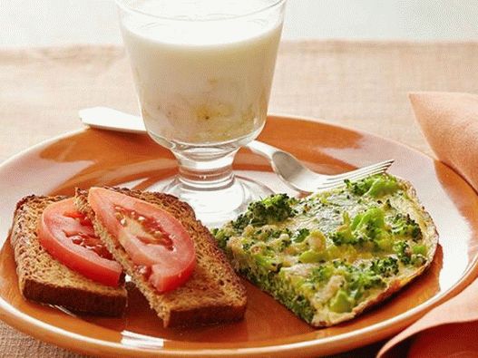 Vegetariánská snídaně: Brokolice Frittata, toast s rajčaty a banánovým mlékem