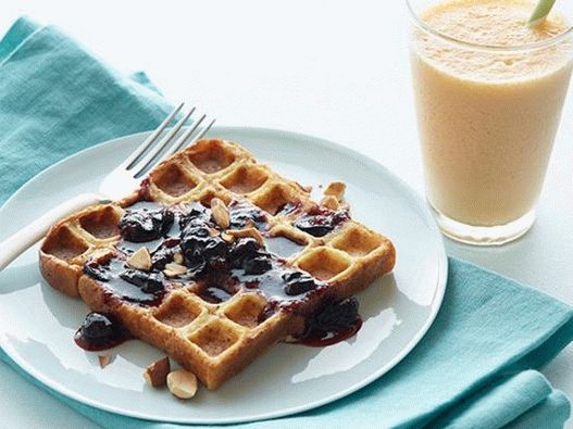 Francouzský toast v železné oplatce s borůvkovou omáčkou a mrkev-zázvorový koktejl