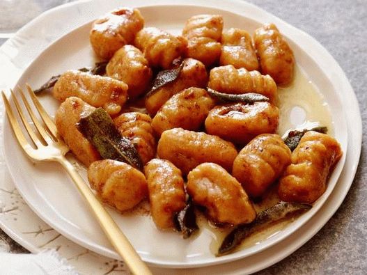 Fotografie z misky - sladké bramborové noky s hnědým máslem, javorovým sirupem, skořicí a šalvějovou omáčkou