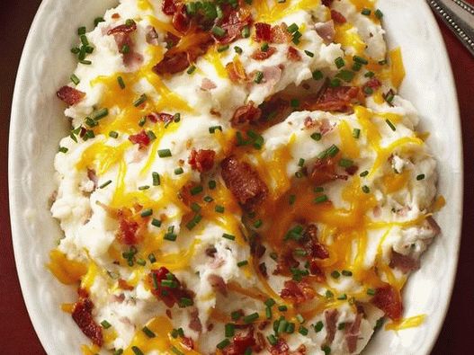 Miska Fotografie - nakrájené brambory se sýrem a slaninou