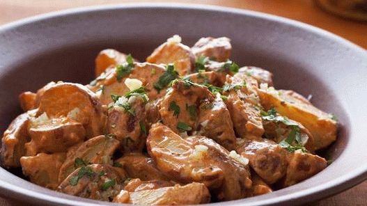 Photo Lehký salát z mladých brambor s uzenou paprikou