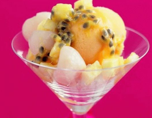 Foto Mango sorbet s liči a plátky ananasu