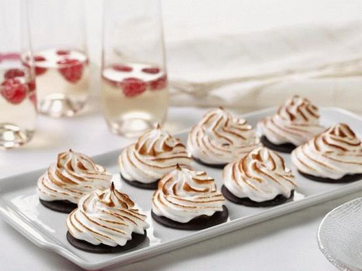 Miska Fotografie - Tiny Meringue Cakes