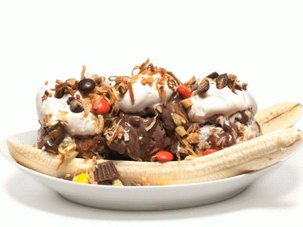 Fotografie zmrzlina s banány a arašídy