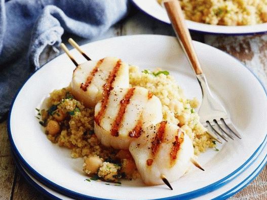 Fotografie grilovaných mušlí s pomerančovým quinoa