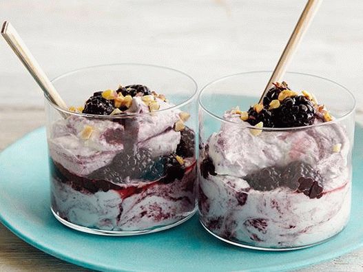 Fotografie z bílé čokoládové pěny s lískovými oříšky a ostružinami