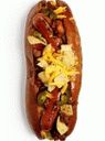 2. Hot dog s chilli omáčkou a hranolkami