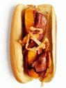 3. Hot dog s rozpuštěným sýrem a slaninou