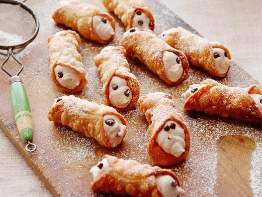 Cannoli se valí s ricottou a čokoládovými kousky doma