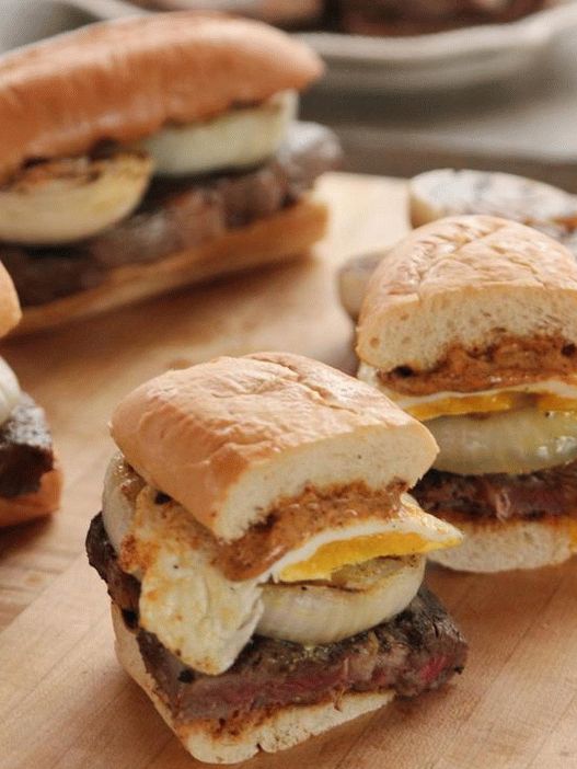 Miska Fotografie - Hovězí Steak a Smažené Vejce Sandwiches