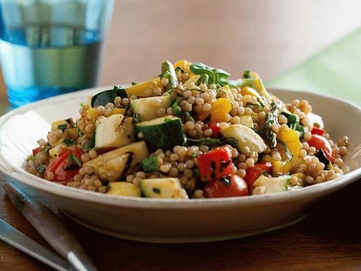 Salát z izraelského kuskusu a grilované zeleniny